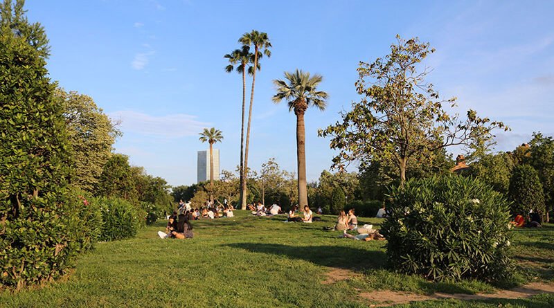 Palm trees and greenery at the entrance of Ciutadella Park in Barcelona.