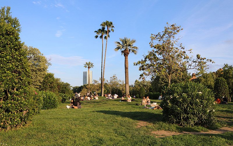 Palm trees and greenery at the entrance of Ciutadella Park in Barcelona.