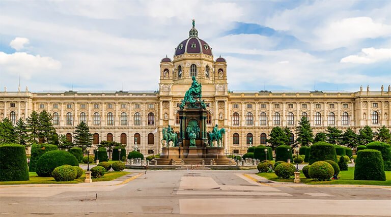 Exterior view of the Kunsthistorisches Museum showing its grand neoclassical architecture and dome in Vienna