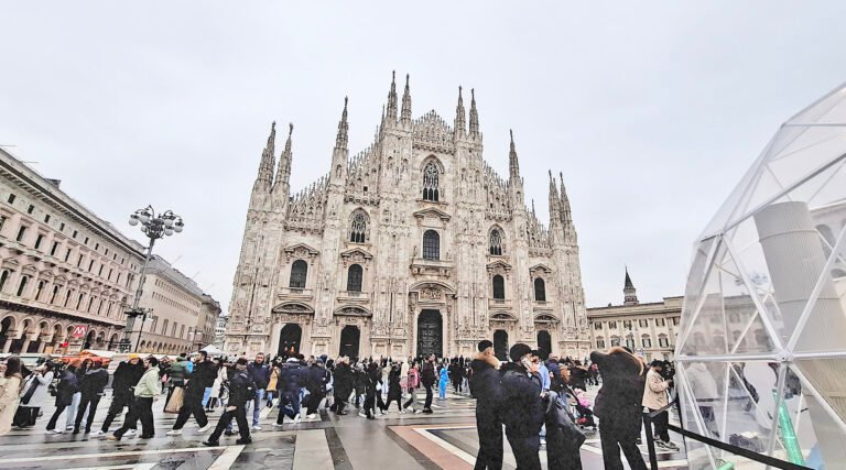 Duomo di Milano with Piazza del Duomo in front, showing the cathedral’s facade and the large open square.